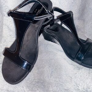 Black Patent Leather Tstrap Wedge   Sandals 7.5